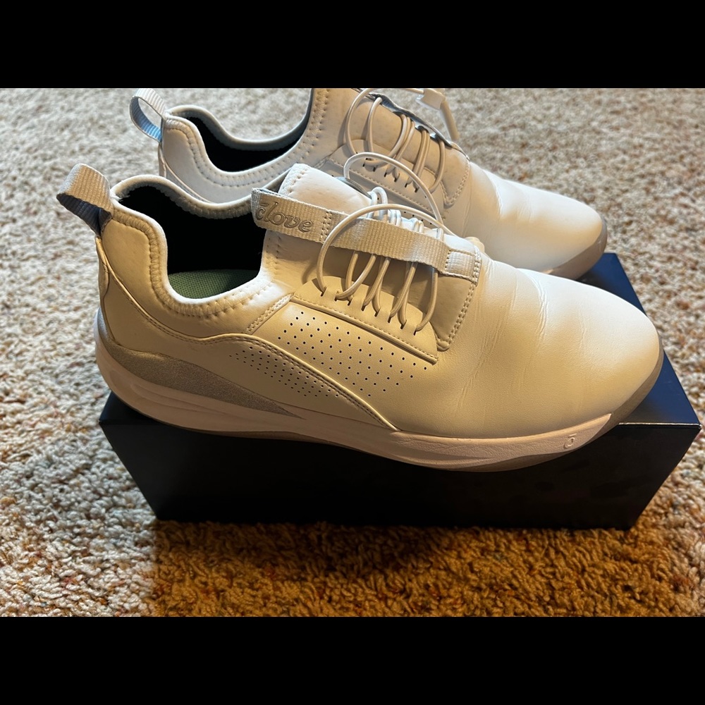 Clove White nursing shoes Worn once
Easy to clean
Fluid-resistant
comfortable